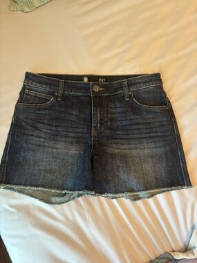 Kut from the Kloth Gidget Mid Rise Short in Stimulating Wash